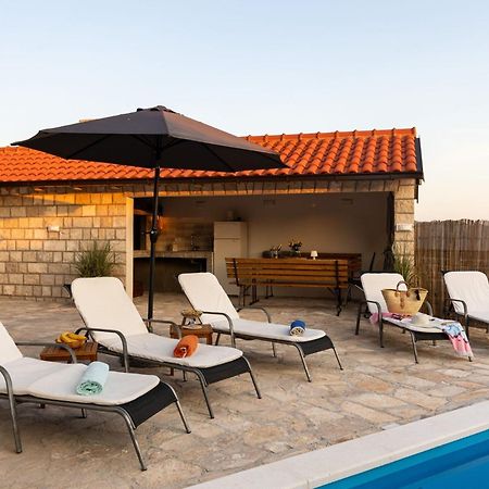 Villa Source With Private Pool Pridvorje Екстериор снимка