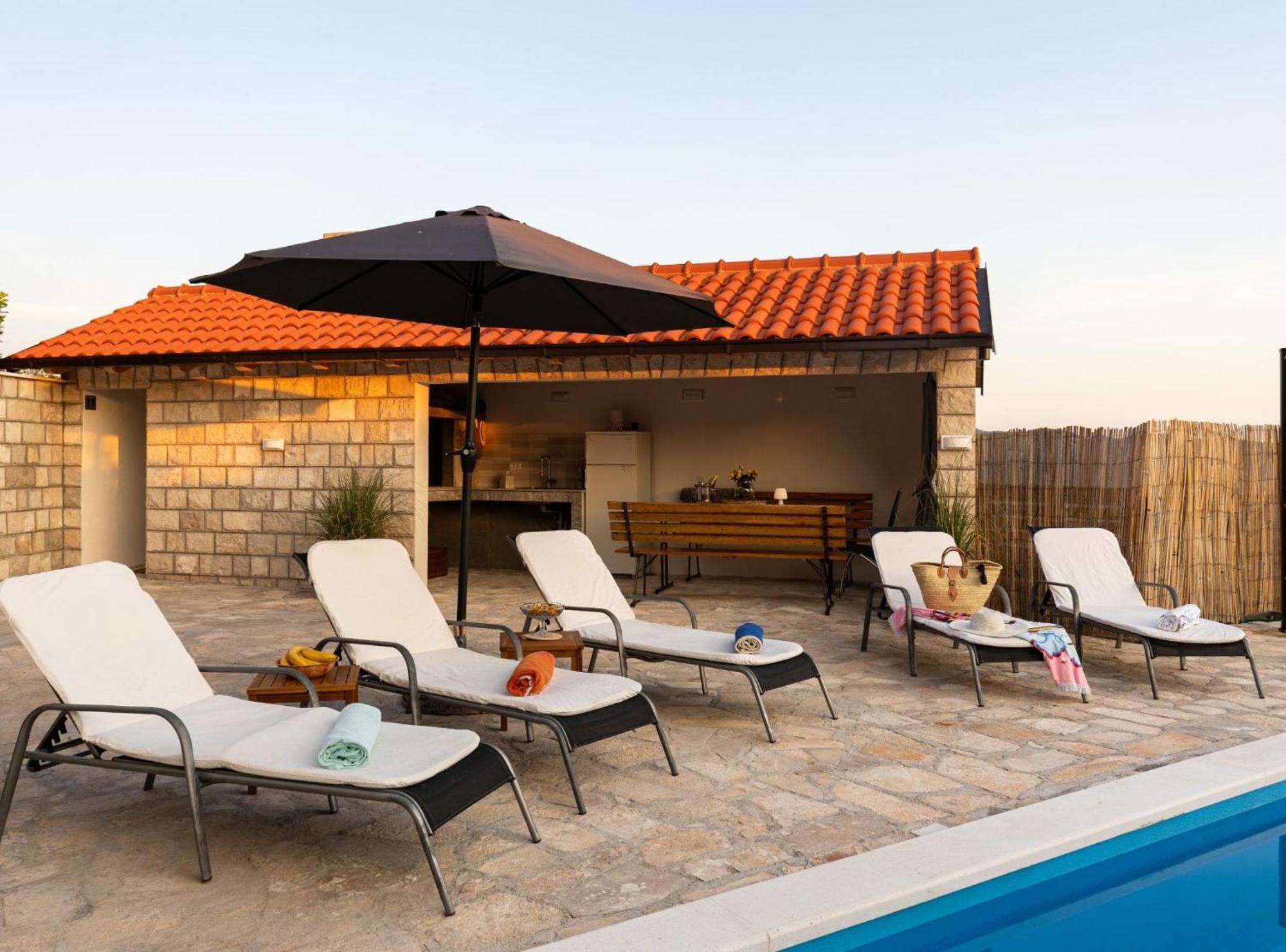 Villa Source With Private Pool Pridvorje Екстериор снимка
